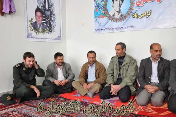 جمعی از مسئولین در کنار برادر شهید طاهر