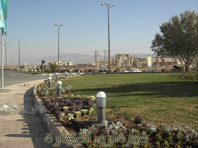 نصب پایه چراغ و کاشت گل های فصلی در میدان شهید سلطانی
