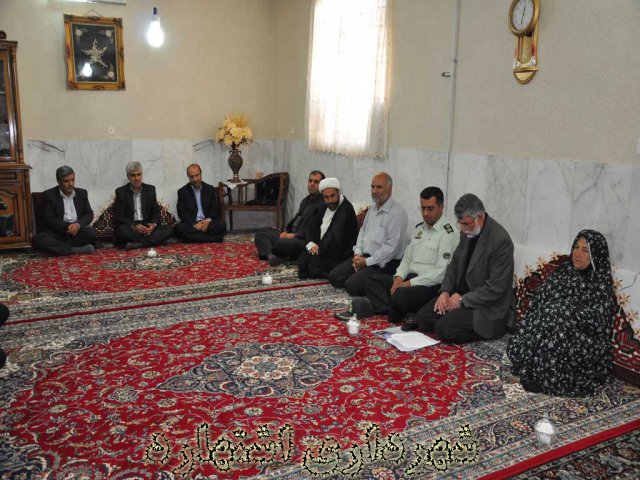 جمعی از مسئولین در منزل شهید علی محمد گنجی 