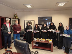 زنان نقش مهمی در جامعه و خانواده بر عهده دارند.